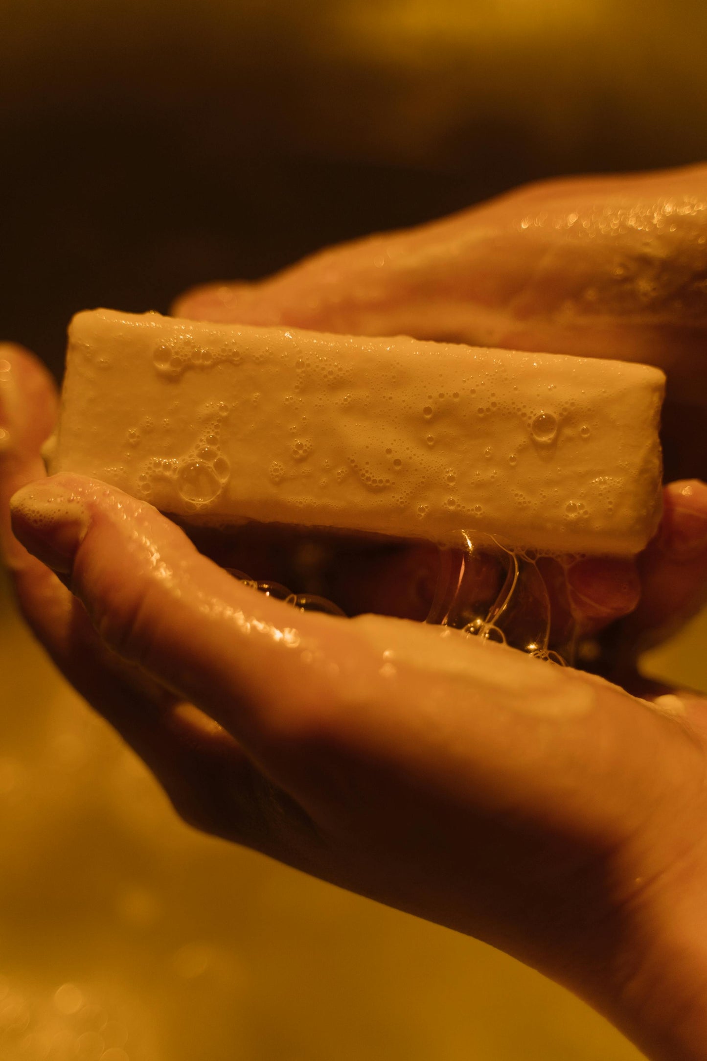 Savon au Curcuma Artisanal – Éclat, Pureté & Soin Unifiant